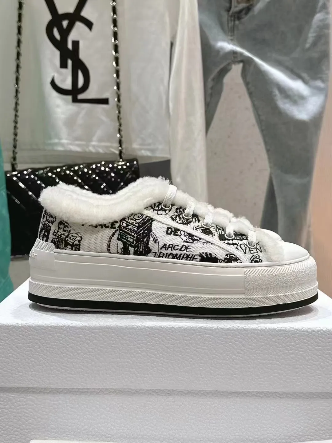 👟👟Ex-factory price 560👟👟 🇫🇷🇫🇷——Dior embroidered thick-soled wool casual shoes, fur shoes 𝐃𝐈𝐎𝐑 𝐖𝐚𝐥𝐤'𝐧 Dior presbyopic embroidery wool thick-soled canvas shoes casual sports shoes this The Walk'n'Dior platform sneakers are a stylish piece that elevates the collection. Oblique printed cotton embroidered upper with comfortable platform sole, tongue and Christian Dior Paris signature laces. Can add fashionable temperament to all kinds of casual looks. Original custom-made imported Oblique printed embroidery fabric. Imported soft sheepskin lining. Original exclusive open-molded TPU material outsole. Bottom thickness 4.5CM. Size: Women's 35-41 (custom-made 41 is non-refundable)
